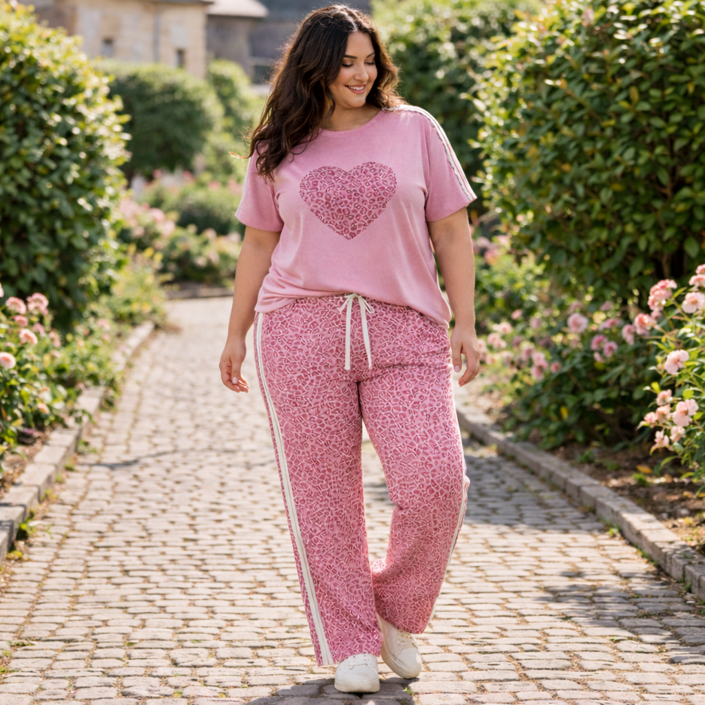 Tuta Due Pezzi Curvy con Cuore Leopardato e Vestibilità Morbida