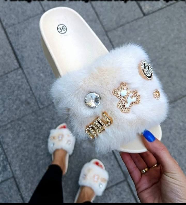 Eleganti Pantofole con Applicazioni