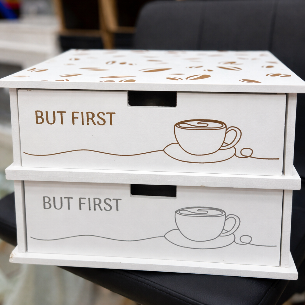 Mobiletto Porta Capsule Caffè in Legno con 2 Cassetti – Design “But First Coffee”