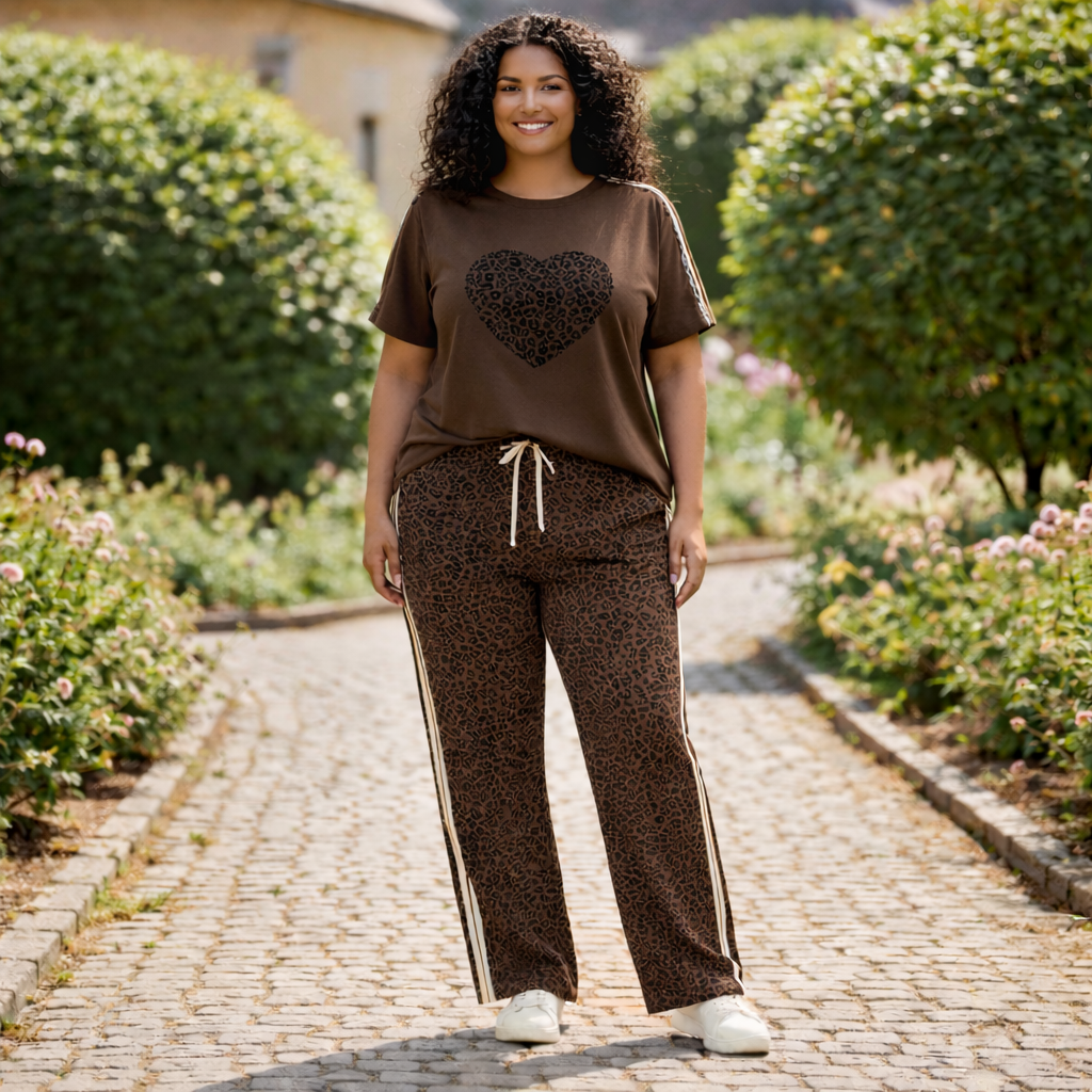 Tuta Due Pezzi Curvy con Cuore Leopardato e Vestibilità Morbida
