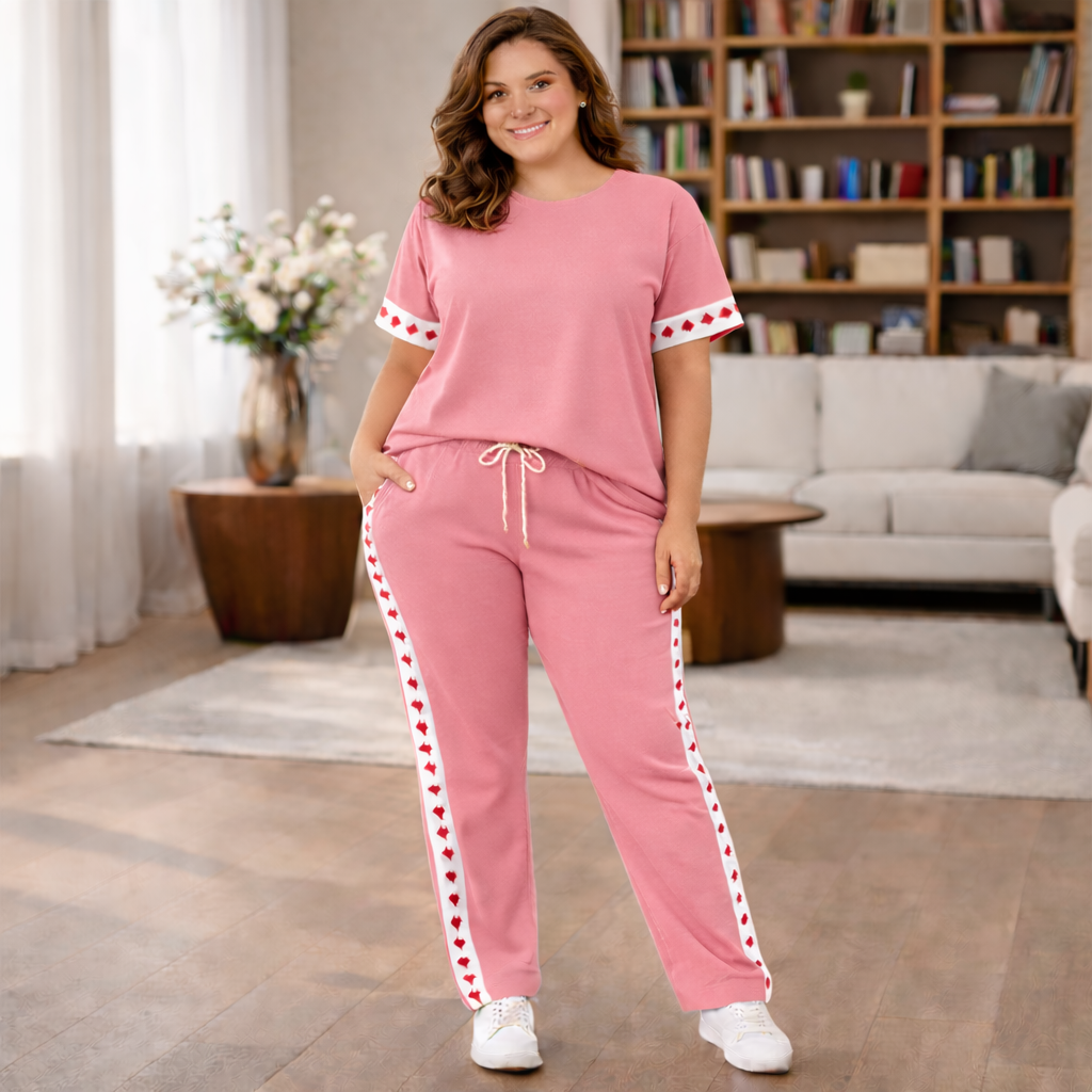 Completo Relax Curvy con Dettagli Cuori e Vestibilità Morbida