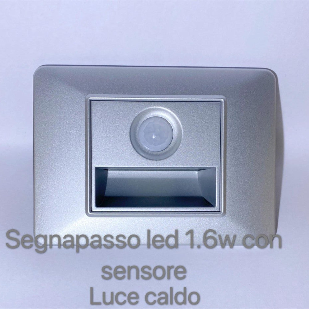 Segnapasso LED con sensore finitura argento 1.6W luce calda da incasso